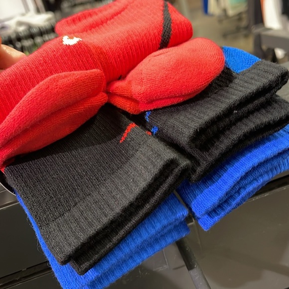 Nike Everyday
Multi-Color
Size S
Kids' Cushioned Crew Socks
(6 Pairs)
SK0066-957 - Picture 14 of 16